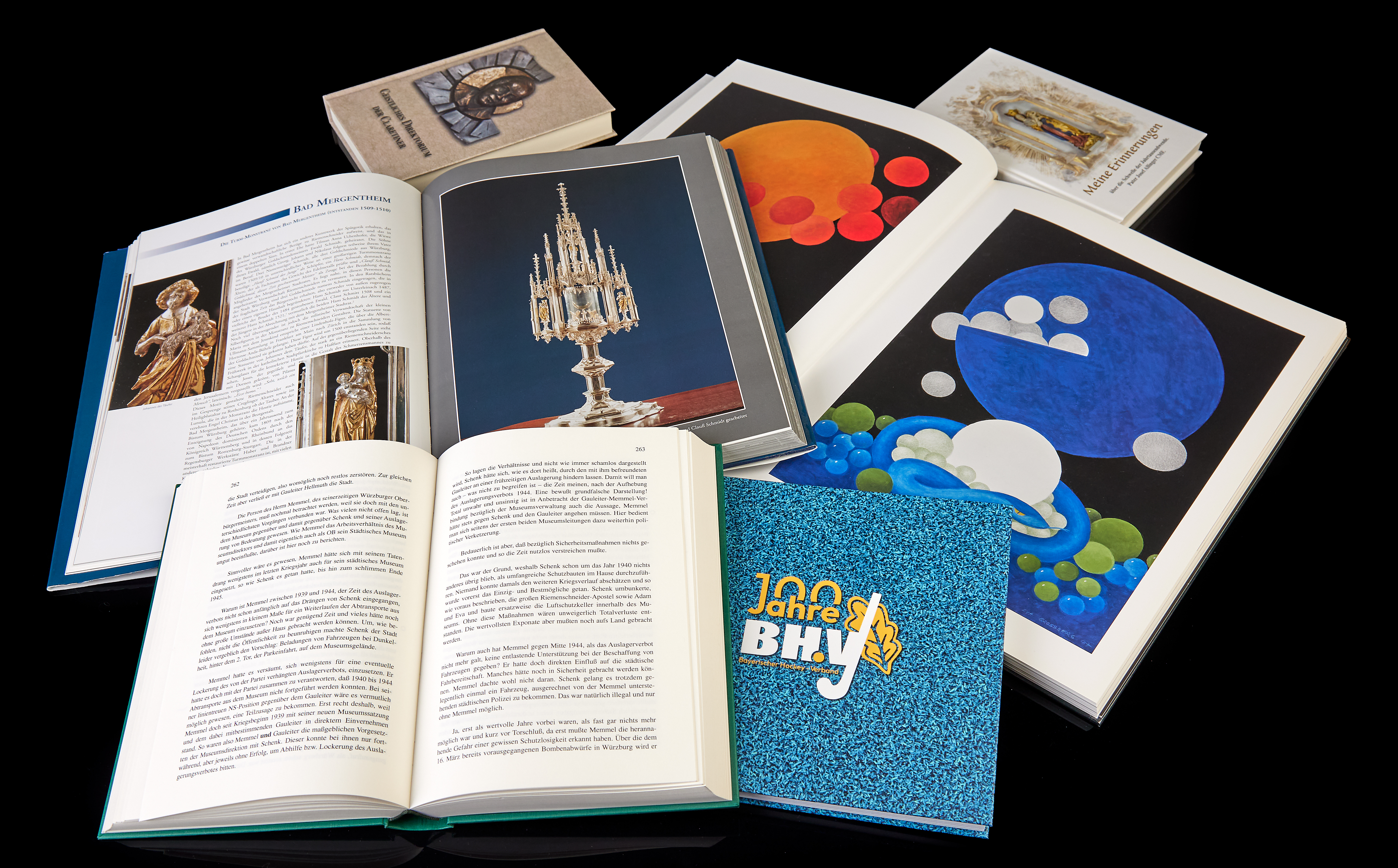 Hardcover Bücher aufgeklappt 