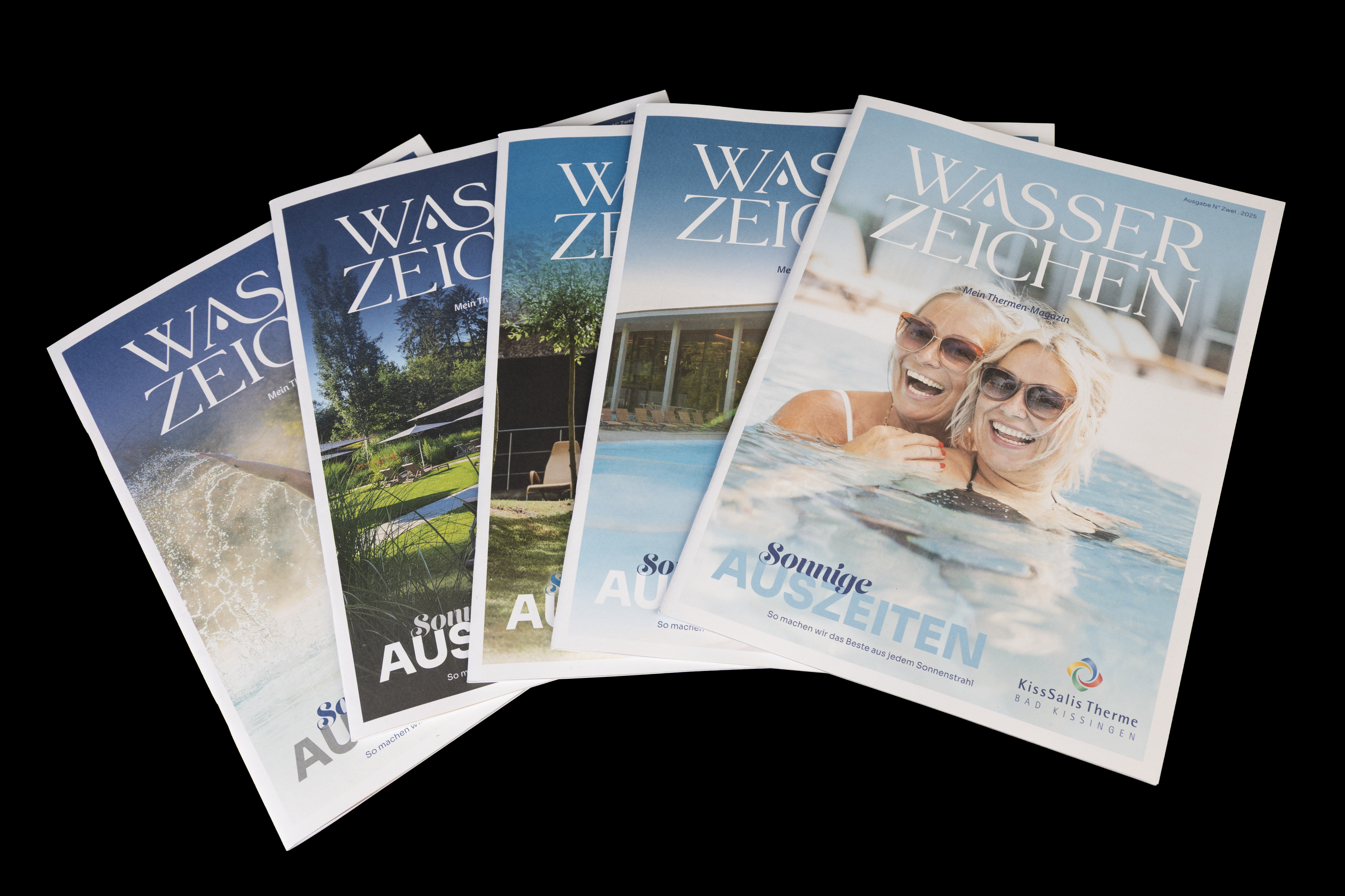 Zeitschriften vor einem schwarzen Hintergrund